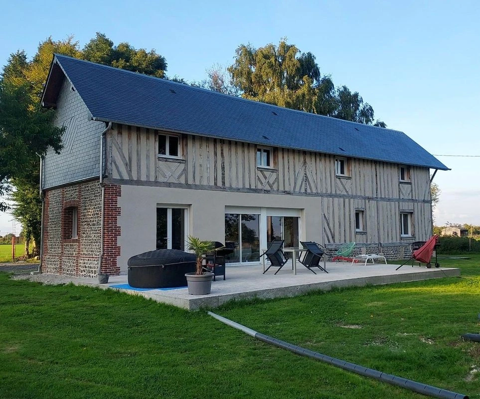 Façade colombages chêne, maison normande Eure